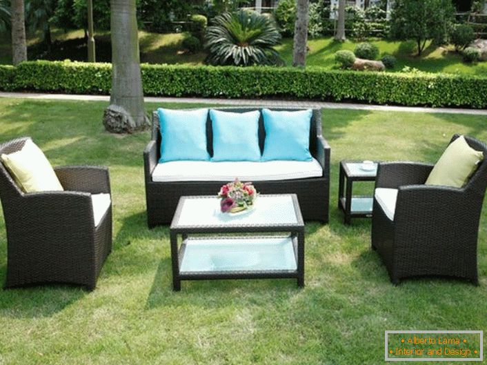 Оригиналниот мебел изработен од вештачки ратан е идеален за градинарски заговор.