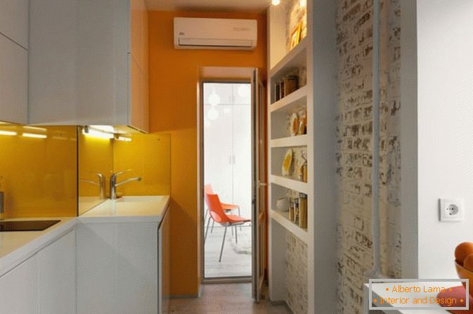 Кујна на мал студиото стан во Киев