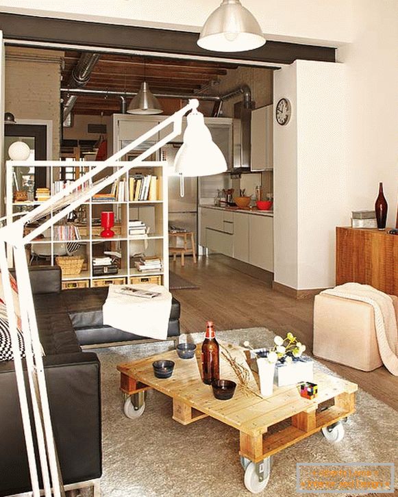Внатрешноста на дневната соба на мал стан во Барселона