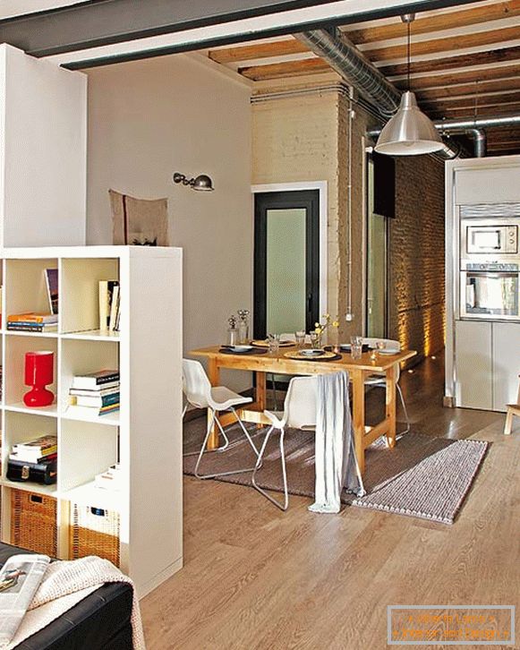 Внатрешноста на трпезаријата на мал стан во Барселона