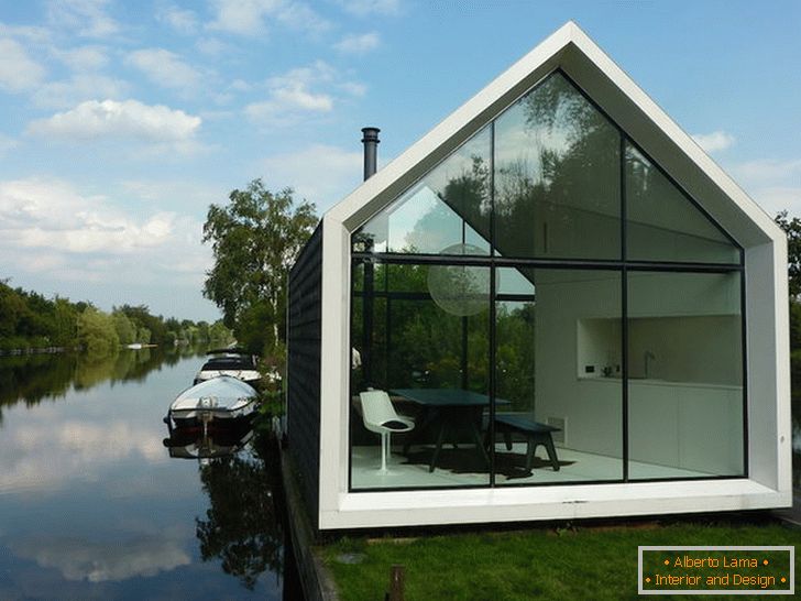 Мала стаклена куќа во близина на езерото во Холандија