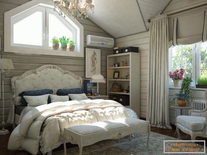 Спална соба за гости на таванот кат на селска куќа. Внатрешни работи во стилот на земјата изгледа импресивно и стилски. 