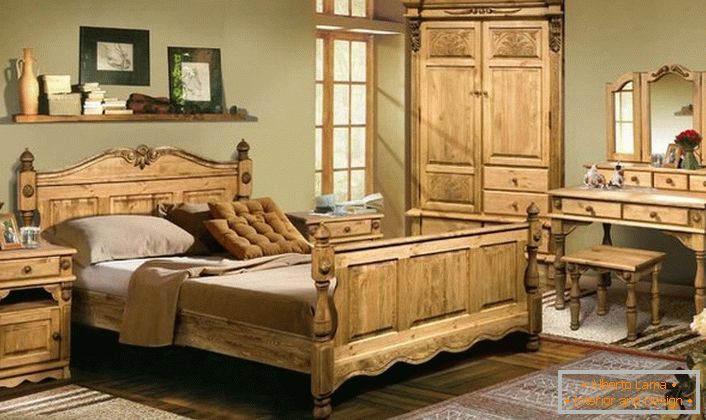Масивен мебел направен од дрво во рустикален стил. Лесна низа од дрво носи удобност и едноставност во собата, топлината на семејниот огниште.