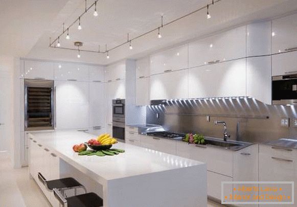 Модерен таванско светло за кујната - фотографија на самото место