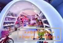 Радужный интерьер в магазине игрушек Приказна на Пилар, Барселона