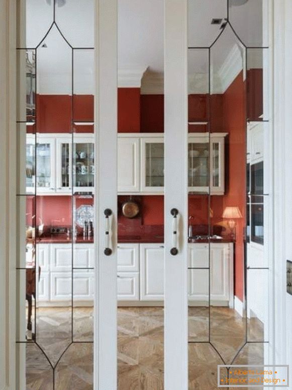 Елегантни лизгачки врати за кујни направени од дрво со стакло
