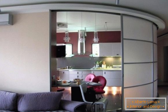 Модерен дизајн на кујната со радијални лизгачки врати