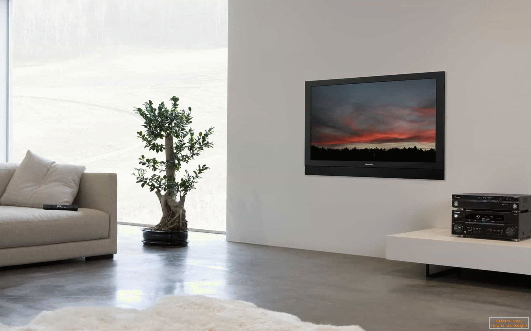 ТВ на белиот ѕид во дневната соба