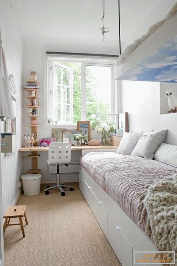 Тесна спална соба во бела боја