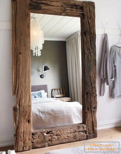 Голем огледало во спалната соба