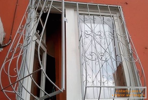 Прекрасни решетки на прозорците - слика на куќата надвор