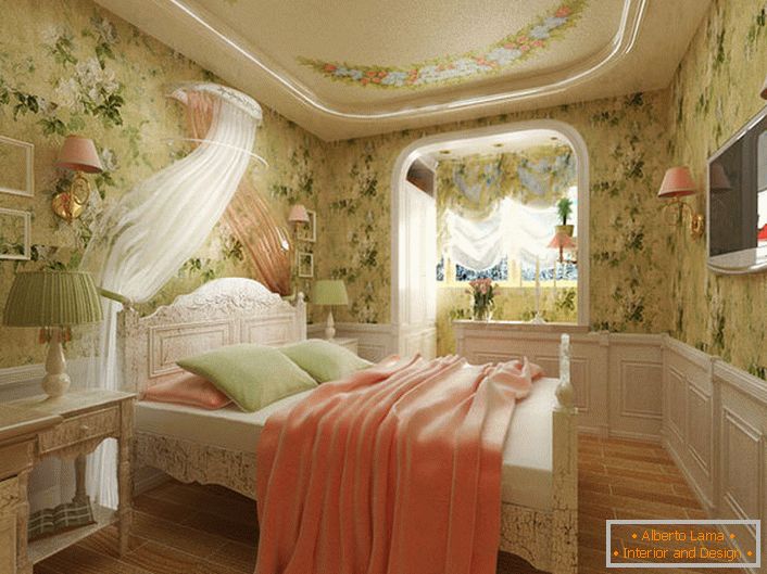 Спална соба во француски стил за една млада дама. Невообичаената намена на дизајнот е значајна за декорација на ѕидовите со цветно печатење.