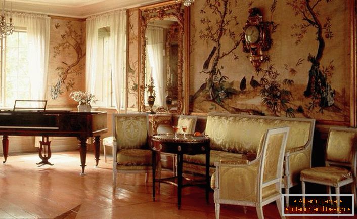 Луксузни дневна соба во стил на империја е значајна за извонредна декорација.Сопственикот на куќата, најверојатно, сака да свири на пијано, кој исто така се вклопува во целокупната слика за внатрешноста. 