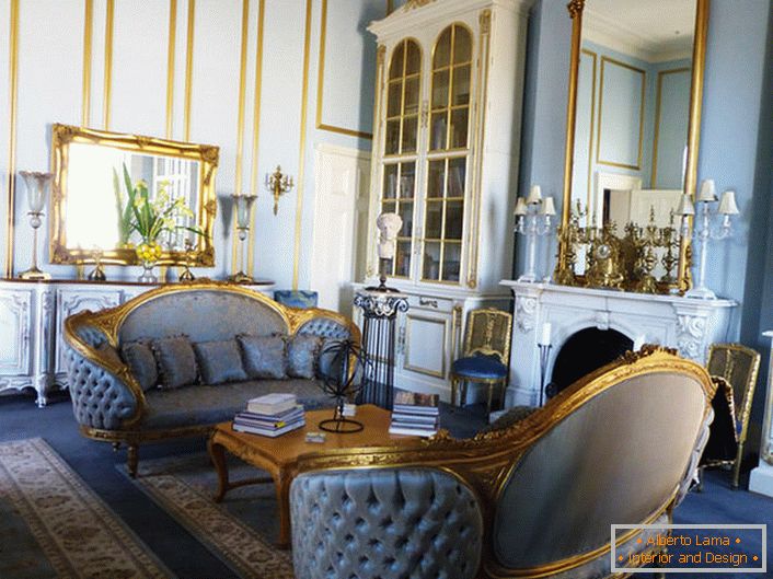 Дневна соба во стилот на империјата е направена во меки сини бои, кои хармонично се вклопуваат со златните елементи на декор. Огледала за кадрирање и резбани елементи за мебел се направени во унифициран стил.