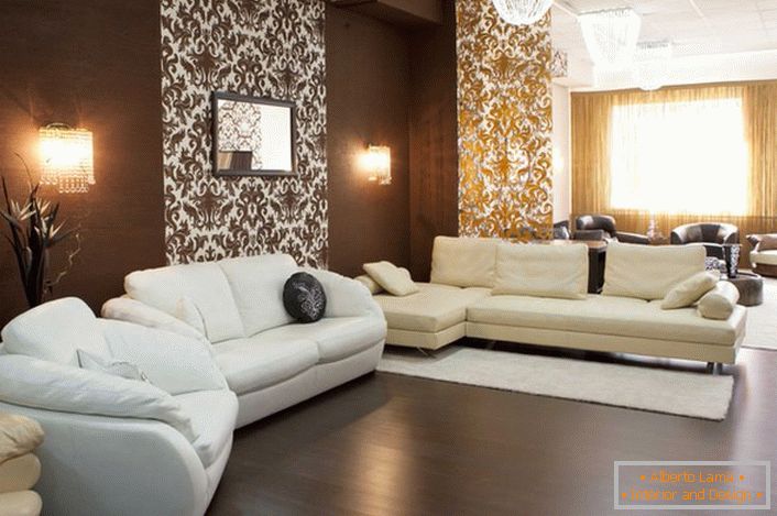 Контрастна комбинација на темно кафеава и бела - класично решение за дизајнот на гостинската соба во стилот на империјата.