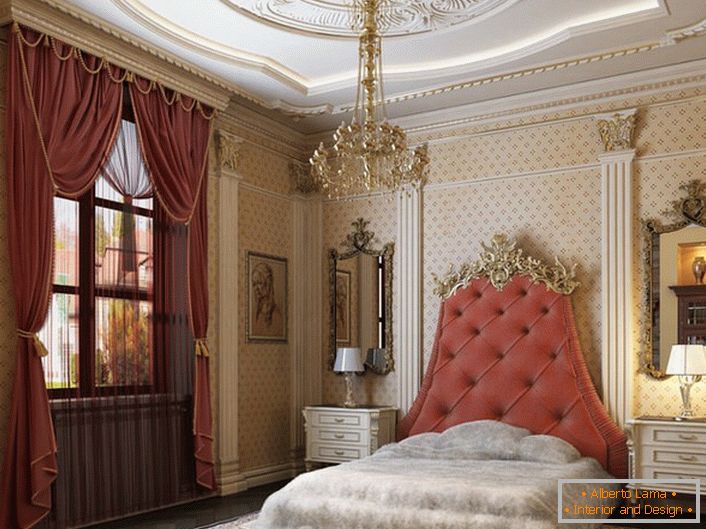 Во центарот на дизајнерската композиција е креветот со висока глава, облечен со меко ткиво од бојата на чајната роза. 