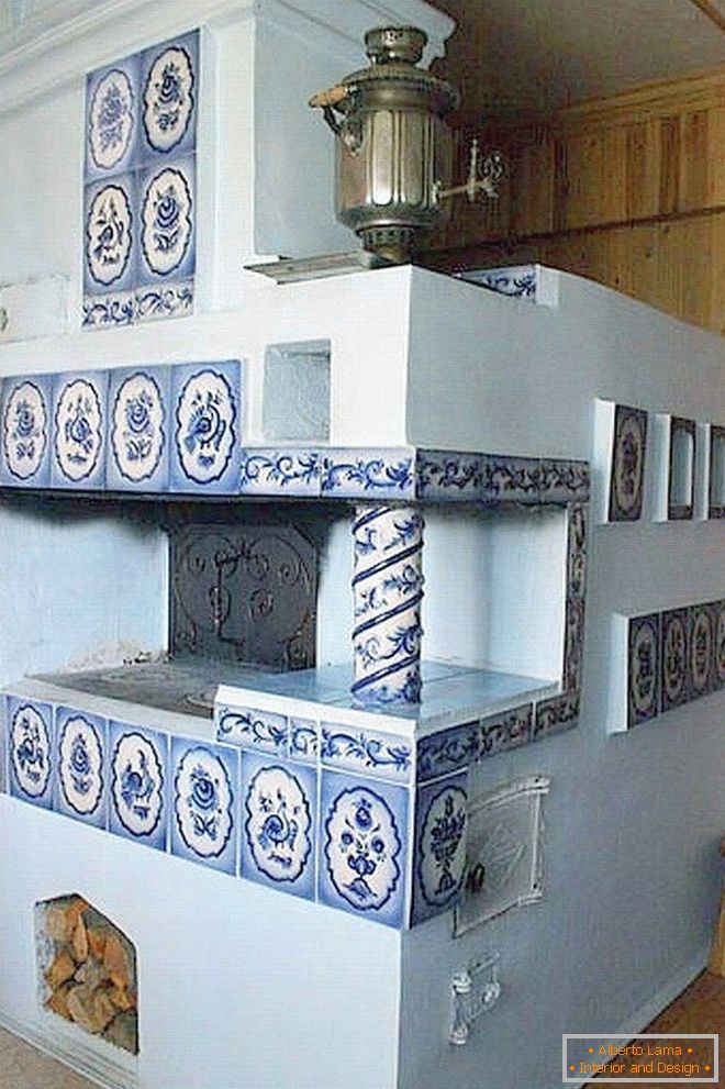 Печка украсена со плочки и самовар