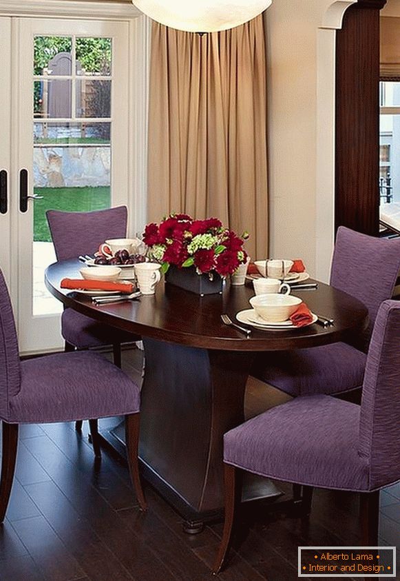 Виолетова столици во класичната трпезарија