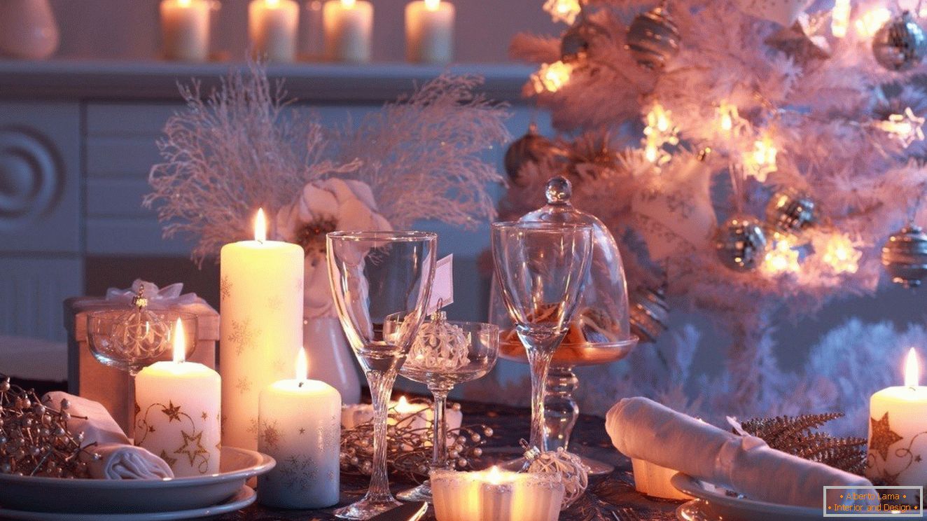 Употребата на свеќи со различни големини во декор на новогодишната маса
