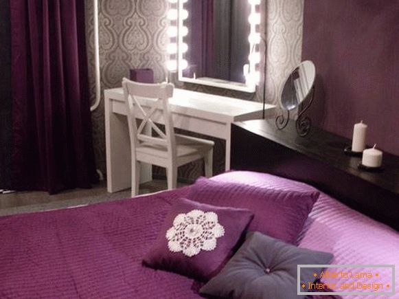 Виолетова спална соба на тинејџерка
