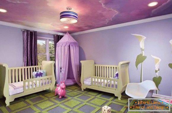 Виолетова боја во внатрешноста на спалната на детето