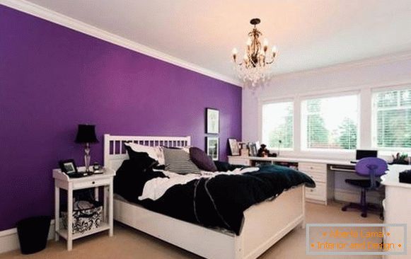 Светли пурпурни ѕидови во спалната зад задната страна