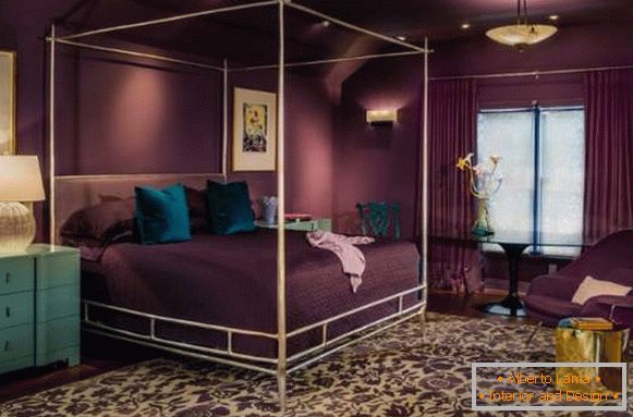 Спална соба дизајн во пурпурна тонови - слика со светла декор