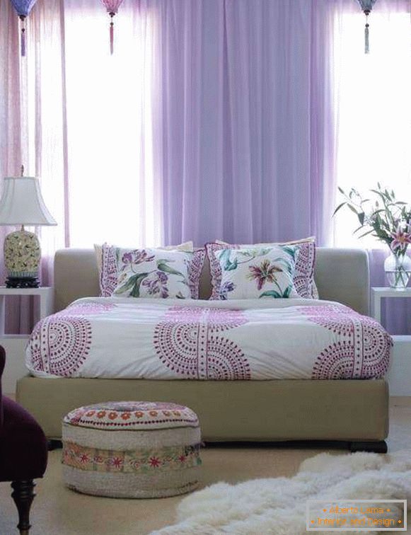 Транспарентни пурпурни завеси во спалната соба - слика во внатрешноста