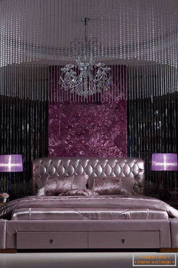 Комбинацијата на виолетова со темни тонови и сјај во спалната соба