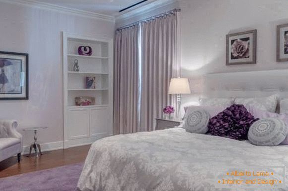 Спална соба во пурпурна боја со бели акценти