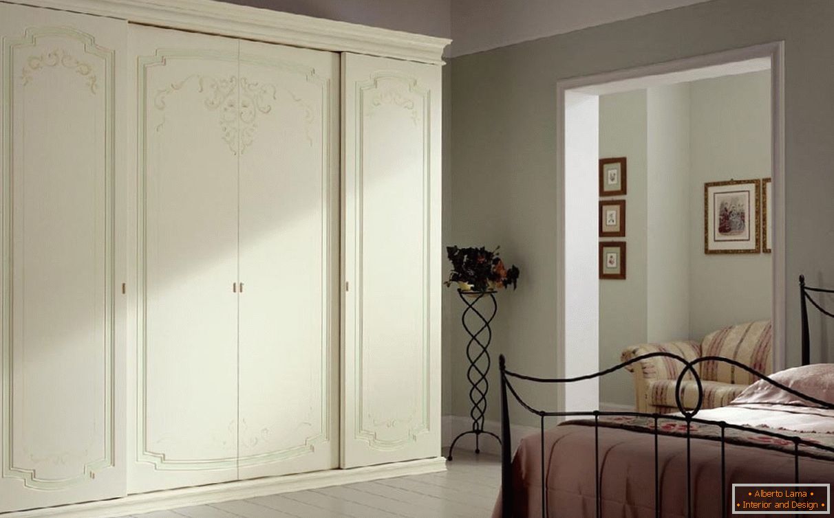 Бела гардероба во спалната соба
