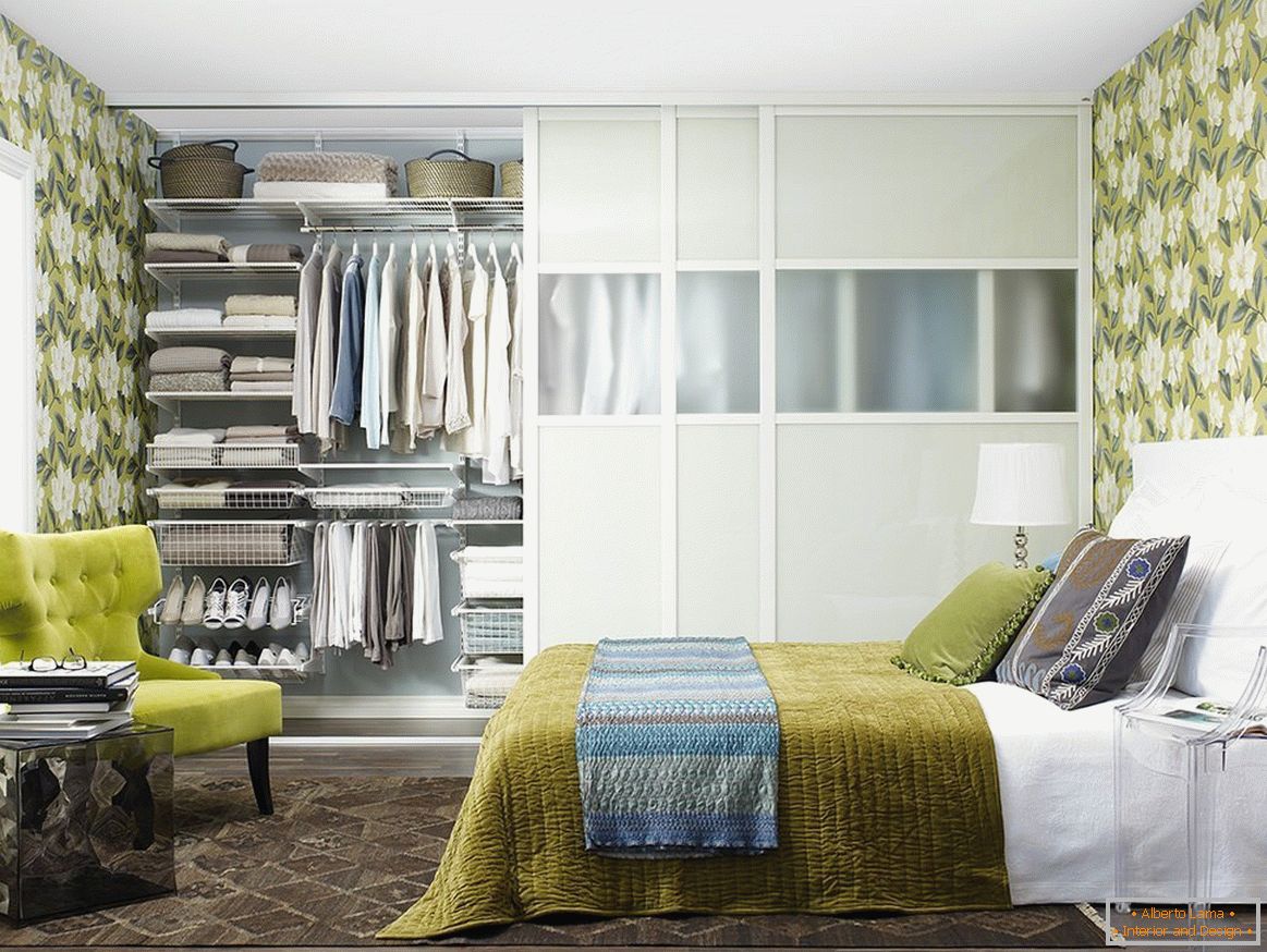 Стилски гардероба во модерната спална соба