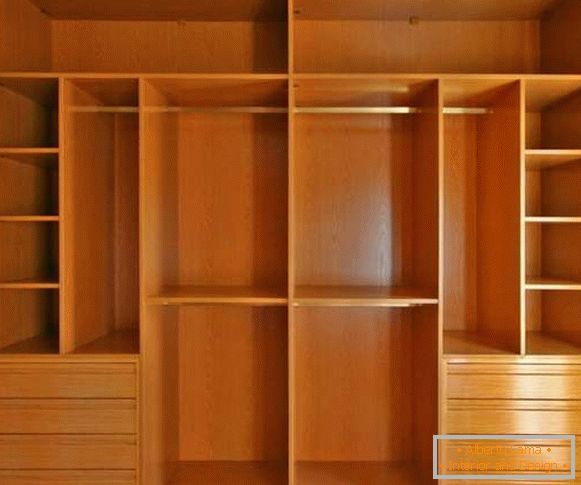 Дрвени шкафове за спална соба - слика на внатрешен дизајн
