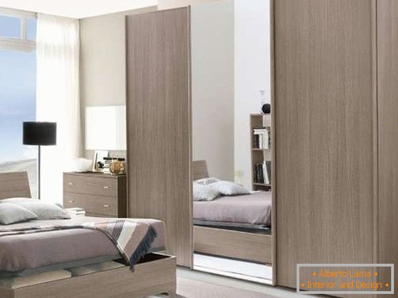 Лизгачки гардероби во спалната соба - внатрешен дизајн слика во модерен стил