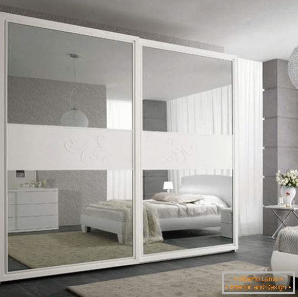 Спална соба со гардероб со огледални врати - фото