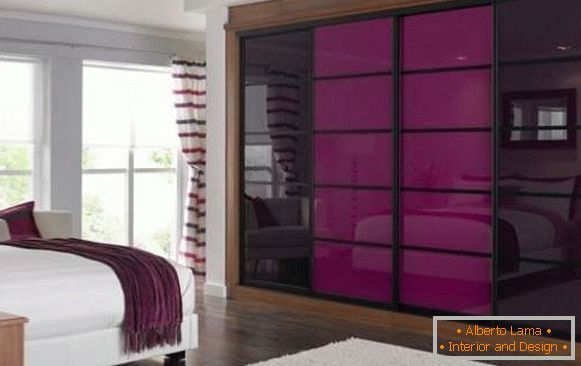 Вграден гардероб со стаклени врати - слика во спалната соба