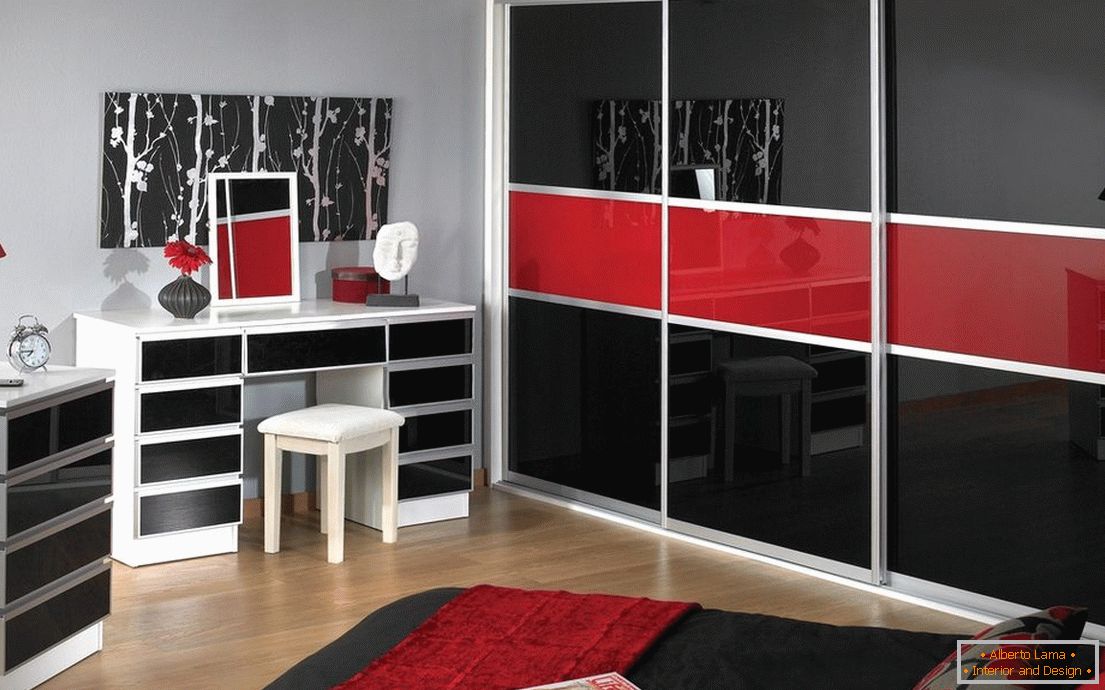 Црно-црвена гардероба од лак во внатрешноста на спалната соба