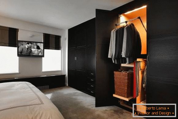 Модерна вградена гардероба во спалната соба