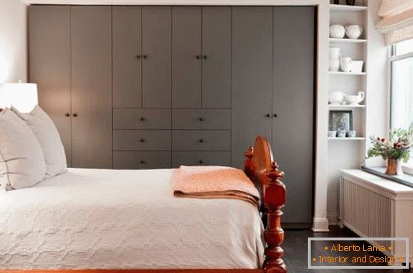 Едноставна гардероба за спална соба во сива боја