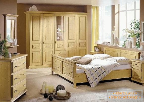 Дрвена гардероба во спалната соба на луксуз