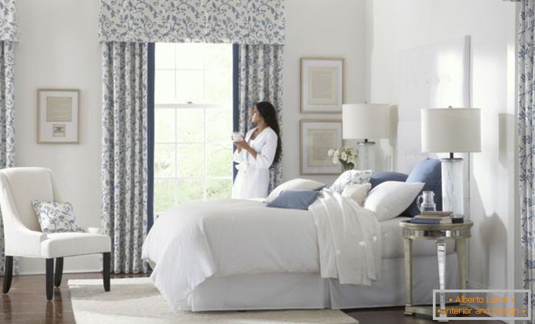 убава-бело-сина-стакло-модерна-дизајн-прозорец-завеса-спална соба-идеи-цвет-мотив-валентност-гроздобер-завеса-да биде опремена-двојно ноќ-светилка-бело-покрие-кревет-душек-дрво- подот во спалната соба-како-добро-како-curta