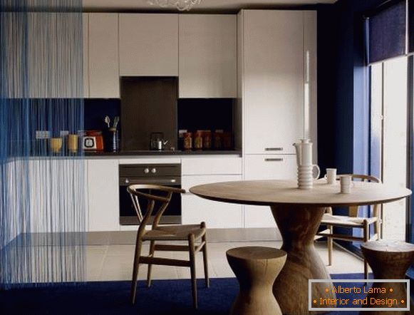 Сина завеса на муслин во внатрешноста на кујната