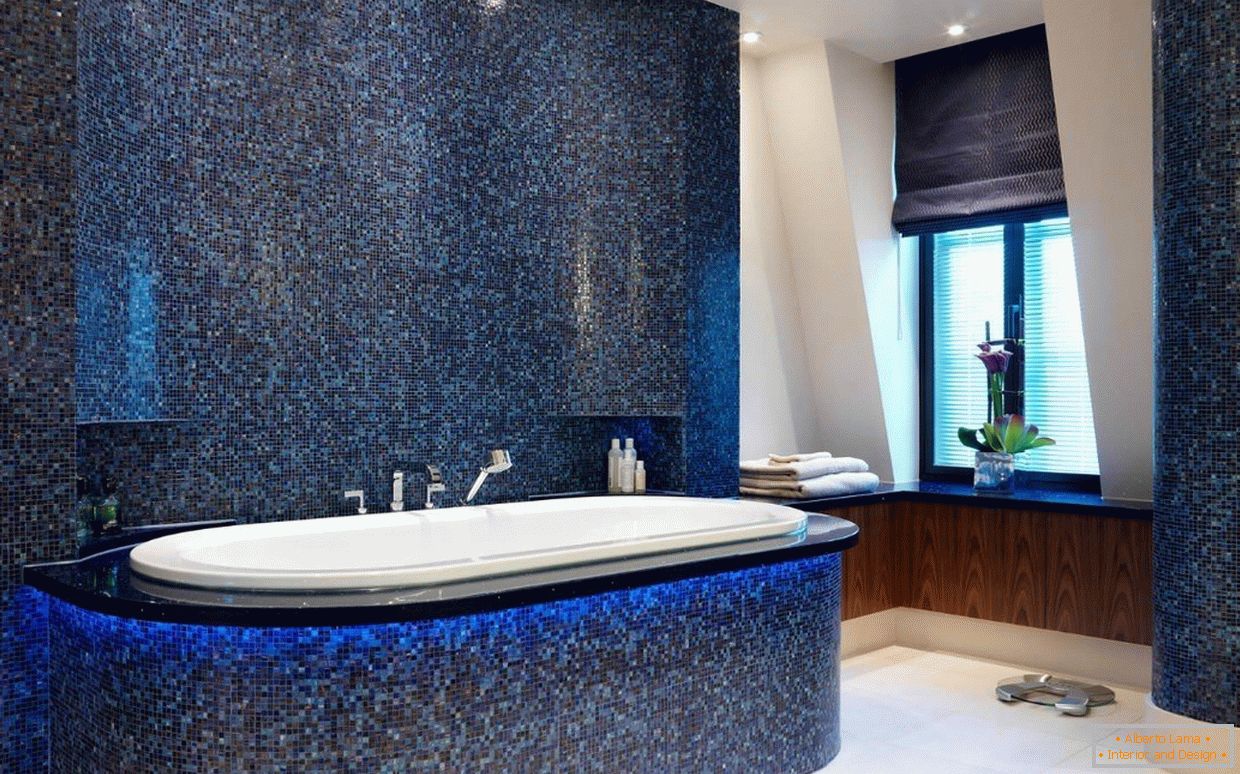 Темно сина мозаик во бањата
