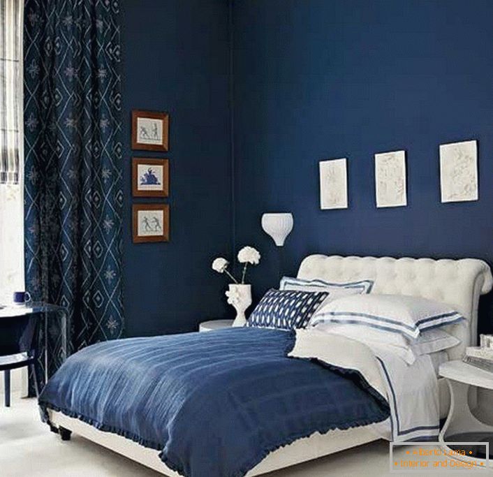 Сини ѕидови и завеси во спалната соба