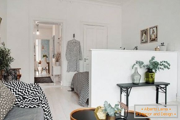 Поделба помеѓу дневна и спална соба во стан во скандинавски стил