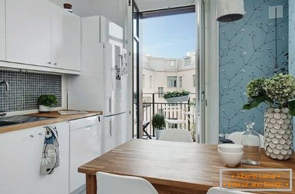 Кујна со балкон во еднособен стан во скандинавски стил