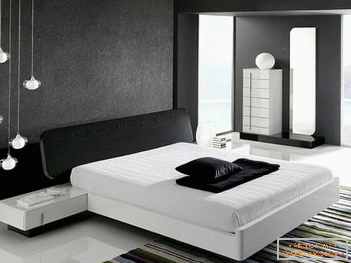 На ѕидот на главата на креветот, украсен со сива мат вметнете, во согласност со стилот на hi-tech е во хармонија со сјајниот бел под.