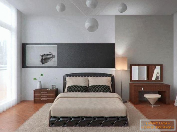 Светла спална соба во хај-тек стил во стан во градот. Интересен дизајн на лустерот.
