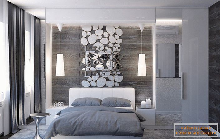 Ѕидот над главата на креветот е украсен со стилски колаж од овални огледала.