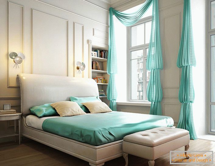Стилски мали креветни светилки ја осветлуваат спалната соба во високотехнолошки стил.
